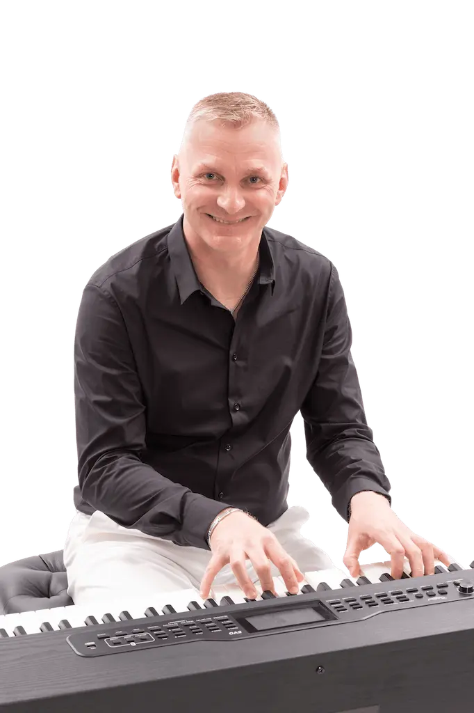 David Bertinet sur un piano pour le site japprendslepiano.com pour les cours de piano en ligne